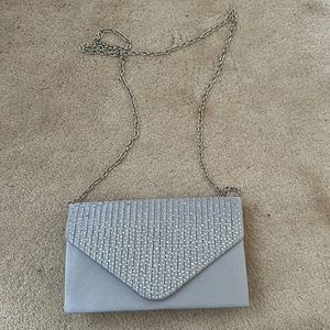 Light grey clutch with chain